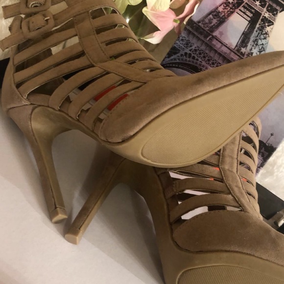 Heels - Picture 5 of 8